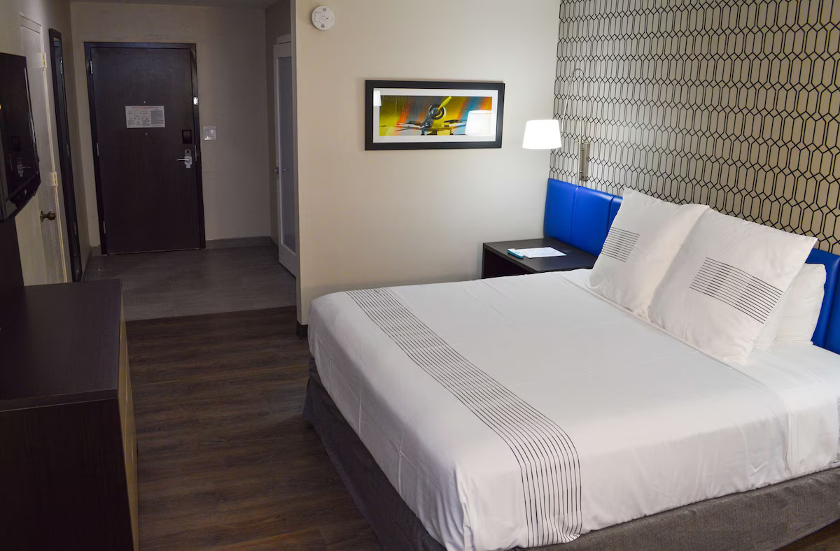 1 King Bed, Non-Smoking